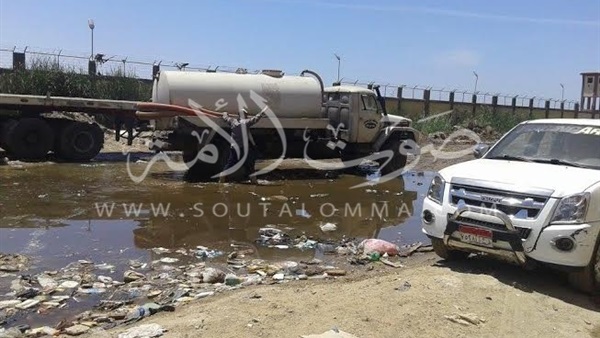 رئيس حي الضواحي يتابع أعمال الصرف بمنطقتي «خديجة» و«الحراسات» رئيس حي الضواحي يتابع أعمال الصرف بمنطقتي «خديجة» و«الحراسات»
