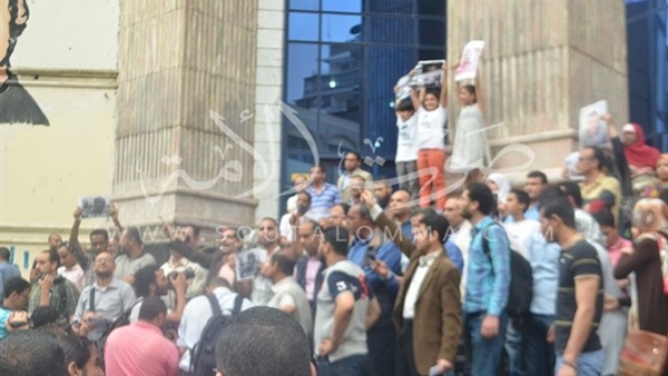 بالصور.. تزايد أعداد الصحفيين على سلم النقابة في «يوم استرداد الكرامة» بالصور.. تزايد أعداد الصحفيين على سلم النقابة في «يوم استرداد الكرامة»