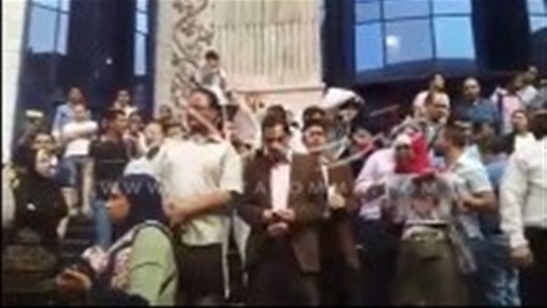 بالفيديو.. «الصحفيين» تهتف «النقابة ما تتهان.. واللي يهينها كل جبان» بالفيديو.. «الصحفيين» تهتف «النقابة ما تتهان.. واللي يهينها كل جبان»