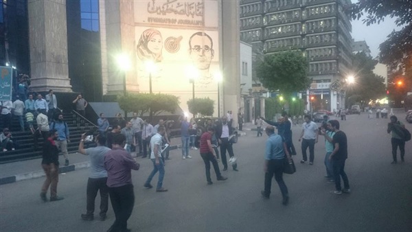 بالصورة.. الصحفيون يشاركون أعضاء النقابة «لعب الكرة» عقب انتهاء وقفتهم بالصورة.. الصحفيون يشاركون أعضاء النقابة «لعب الكرة» عقب انتهاء وقفتهم