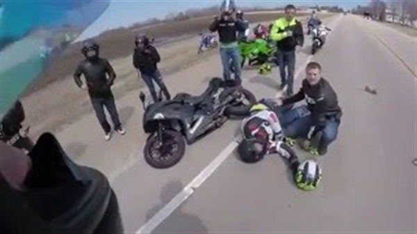 بالفيديو.. فوضى عارمة بسبب «كلب» في سباق درجات نارية بالفيديو.. فوضى عارمة بسبب «كلب» في سباق درجات نارية