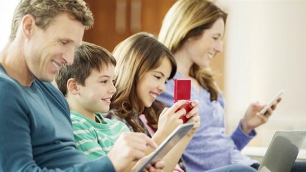 إحصائية: أقل من 60 دقيقة يومياً تقضيها الأسر وجهاً لوجه