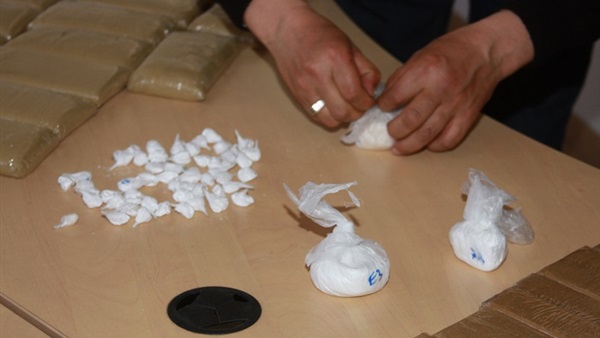 مهربون يخفون 18 كيلوجراما من الكوكايين في طائرة خاصة مهربون يخفون 18 كيلوجراما من الكوكايين في طائرة خاصة
