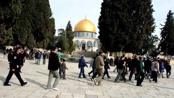 عشرات المستوطنين اليهود يقتحمون المسجد الأقصى عشرات المستوطنين اليهود يقتحمون المسجد الأقصى