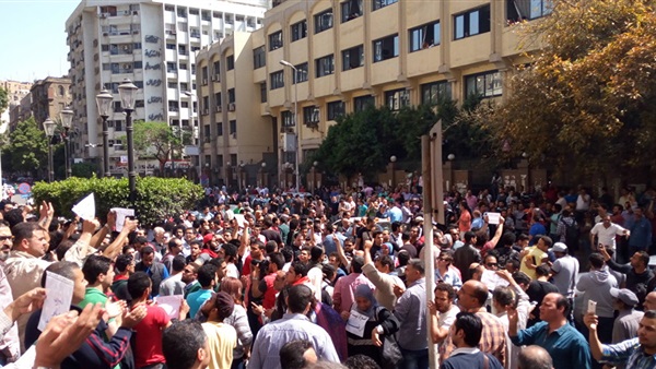 نيابة العجوزة تحجز 25 متهما من متظاهري 25 أبريل على ذمة تحريات الأمن الوطني نيابة العجوزة تحجز 25 متهما من متظاهري 25 أبريل على ذمة تحريات الأمن الوطني