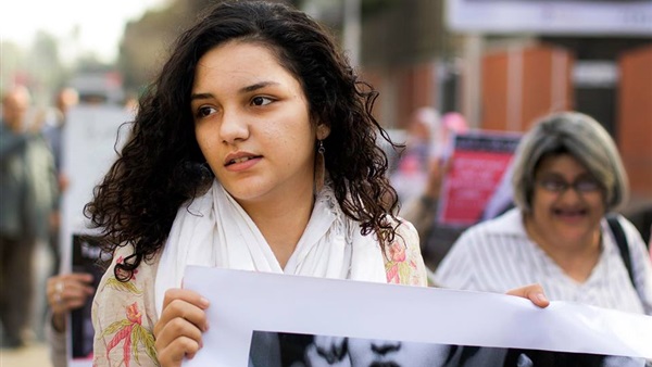 وصول سناء سيف ووالدتها النيابة للتحقيق معها بتهمة التحريض على التظاهر