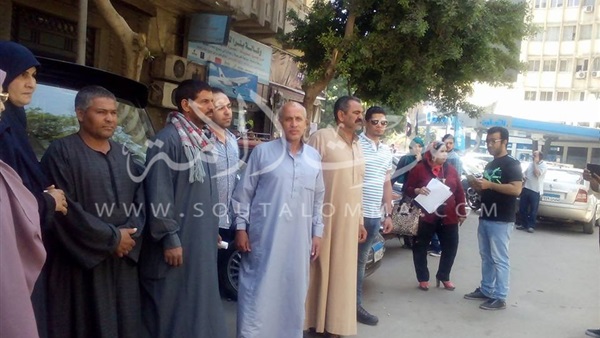 بالصور.. وقفة لأهالي محافظة الإسماعيلية أمام «الوزراء» لتقنين أوضاعهم 