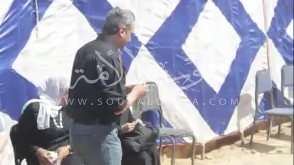 بالفيديو.. لحظة انهيار «تامر أمين» في جنازة والده بالفيديو.. لحظة انهيار «تامر أمين» في جنازة والده