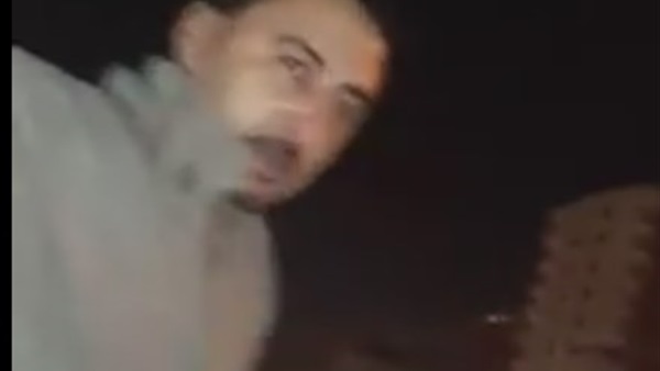 نشطاء يتدالون فيديو لـ«ضابط» يطلق النار على لـ«مواطن» نشطاء يتدالون فيديو لـ«ضابط» يطلق النار على لـ«مواطن»