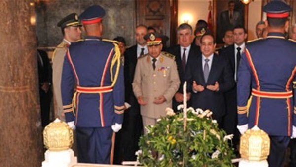 السيسي يضع إكليلا من الزهور  على قبر الجندي المجهول 