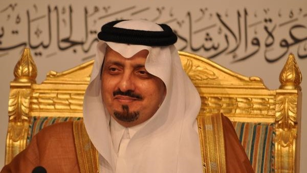 أمير منطقة عسير يقلد آل أبو ساعد رتبته الجديدة