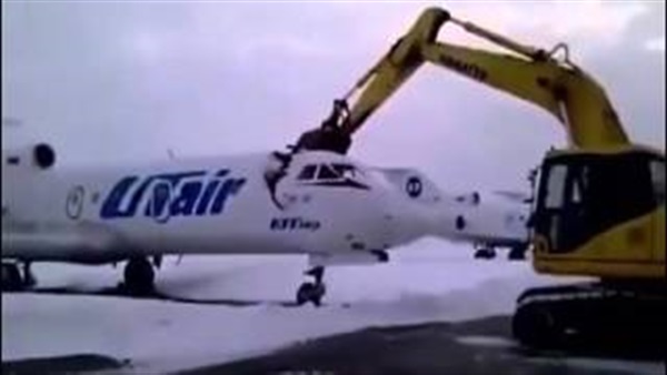 بالفيديو.. موظف بمطار روسيا يحطم طائرة بعد طرده من العمل