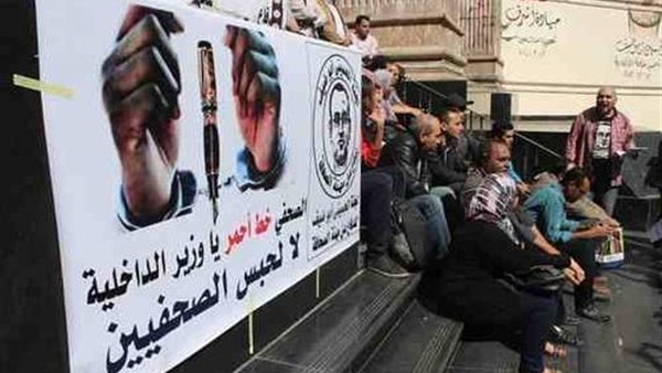«الصحفيين»: تتهم الداخلية بزرع «بلطجية» أمام النقابة «الصحفيين»: تتهم الداخلية بزرع «بلطجية» أمام النقابة