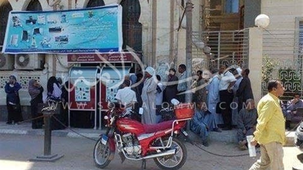 زحام شديد أمام ماكينات الصراف الآلي بالفيوم زحام شديد أمام ماكينات الصراف الآلي بالفيوم