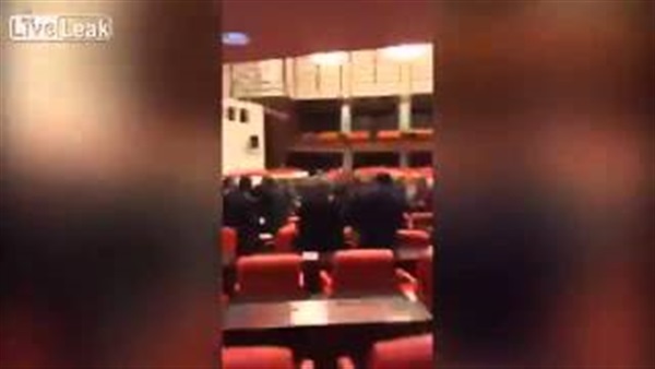 بالفيديو.. «خناقة شوارع» بين النواب فى البرلمان التركى