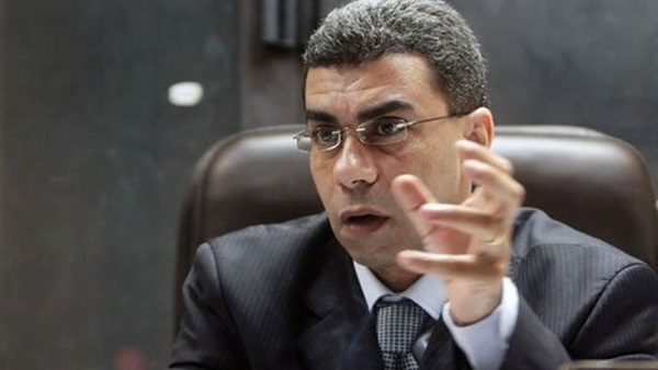 ياسر رزق: القوات المسلحة لا تساند «السيسي»
