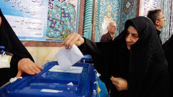 الإيرانيون يصوتون في جولة الإعادة بالانتخابات البرلمانية الإيرانيون يصوتون في جولة الإعادة بالانتخابات البرلمانية