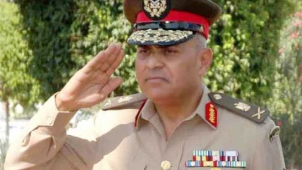وزير الدفاع يهدي «السبسي» المصحف الشريف خلال احتفالات أكتوبر 