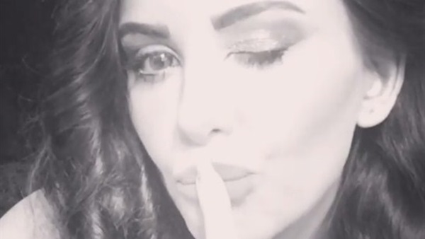 بالفيديو.. 3 قبلات لـ«دانا حمدان» تثير الجدل