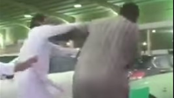 بالفيديو.. خناقة بين رجل سوداني وسعودي بمعرض سيارات