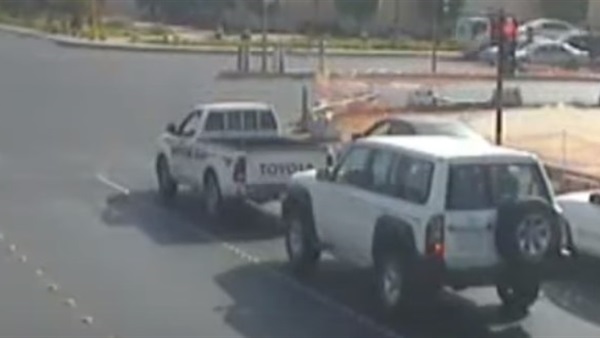 بالفيديو.. رجل مخمور يتسبب في تصادم سيارتين على الطريق السريع بالفيديو.. رجل مخمور يتسبب في تصادم سيارتين على الطريق السريع