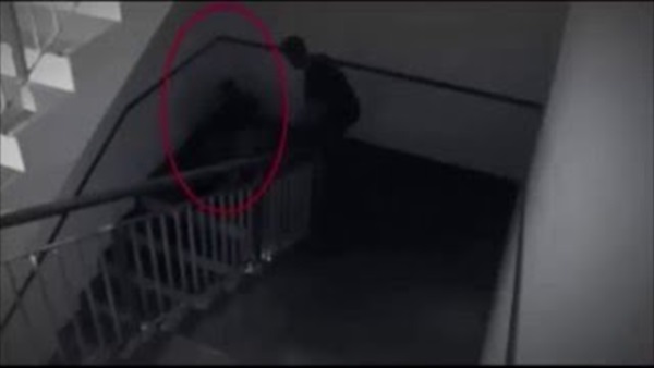 بالفيديو.. شبح صغير يهاجم طالبين على سلالم المدرسة