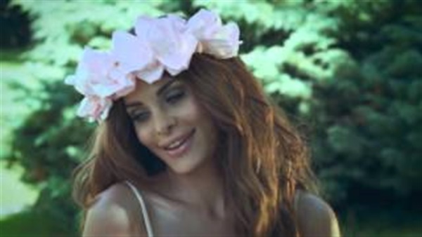 بالفيديو.. دومينيك تفاجئ جمهورها بأغنية شعبي