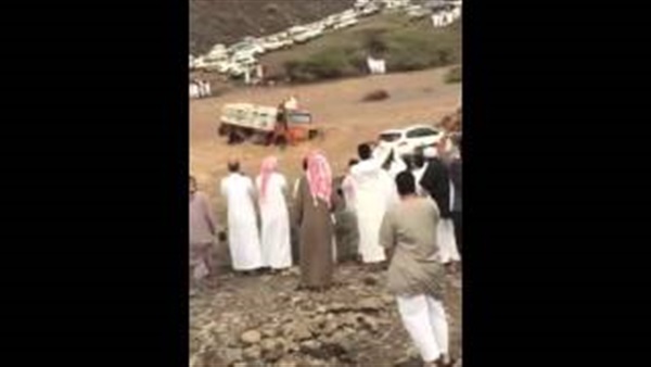 بالفيديو.. سيارة تنقذ شباب من الغرق بمكة بالفيديو.. سيارة تنقذ شباب من الغرق بمكة