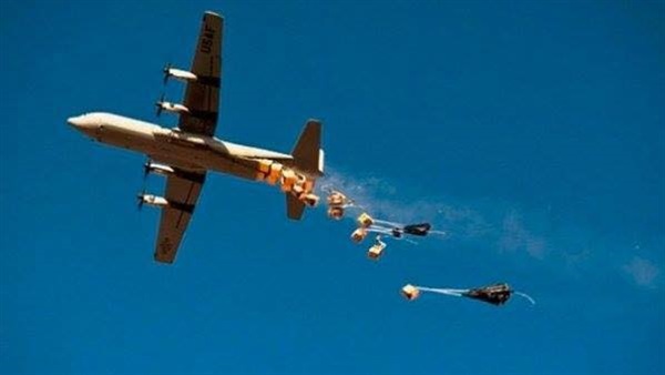 الطيران الروسي يلقي مواد غذائية على أحياء يحاصرها «داعش»