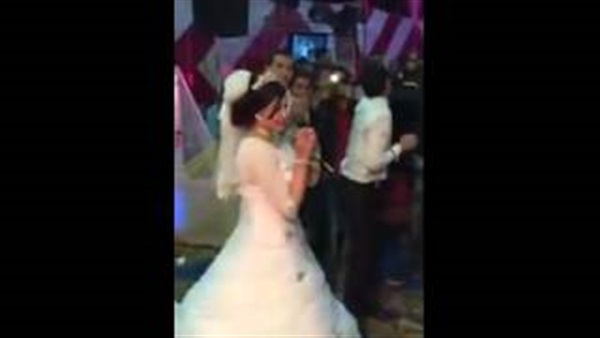 بالفيديو..عروسان يشعلان زفافهما بالغناء والرقص الشرقى  بالفيديو..عروسان يشعلان زفافهما بالغناء والرقص الشرقى