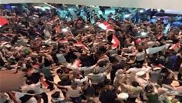 محلل سياسي يكشف كواليس الاعتداء علي البرلمان العراقي محلل سياسي يكشف كواليس الاعتداء علي البرلمان العراقي