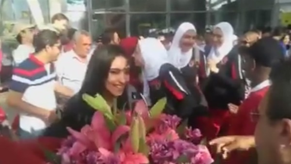 بالفيديو.. «الجمهور» يستقبل سيدات الأهلي بـ«الورود» في المطار