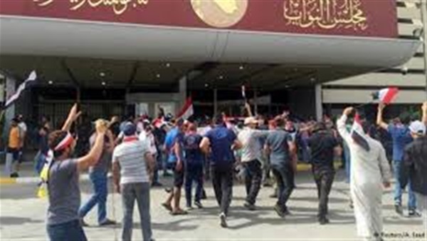 كتل سياسية عراقية تدين اقتحام المتظاهرين لمقر البرلمان