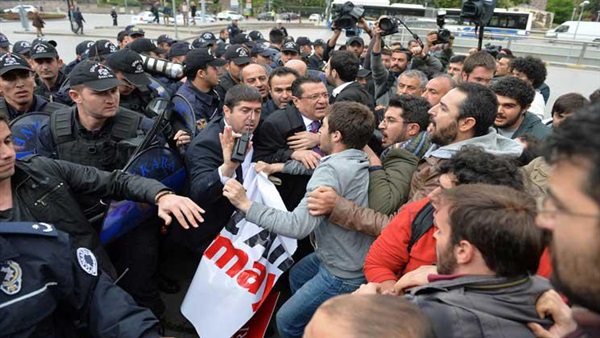 الشرطة التركية تفرق بالقوة تظاهر للعلمانية أمام البرلمان