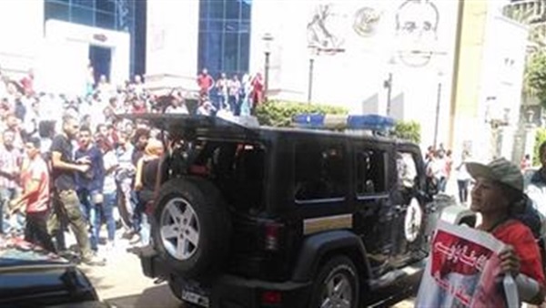 عاجل.. أنباء عن اقتحام قوات الأمن لمبنى نقابة الصحفيين عاجل.. أنباء عن اقتحام قوات الأمن لمبنى نقابة الصحفيين