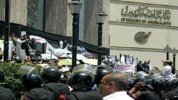 «جبهة الدفاع عن الصحفيين والحرية» تستنكر اقتحام الأمن لـ«الصحفيين» «جبهة الدفاع عن الصحفيين والحرية» تستنكر اقتحام الأمن لـ«الصحفيين»