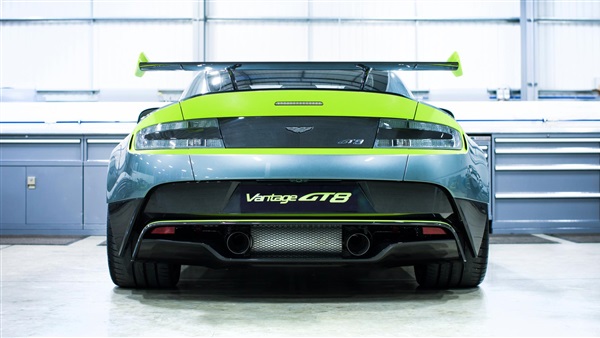 أستون مارتن تطلق 150 نسخة فقط من Vantage GT8
