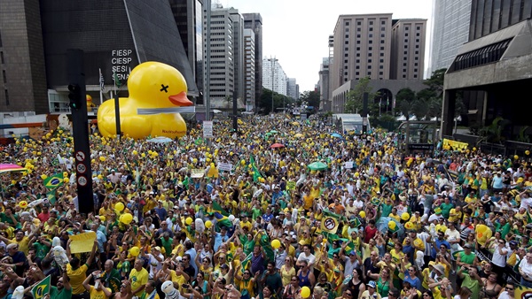 تظاهرات ضد اقالة الرئيسة روسيف في البرازيل