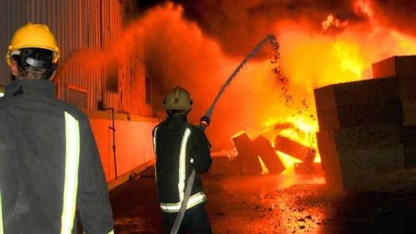 3 سيارات أطفاء تسيطر على حريق محل ملابس بالسلام 