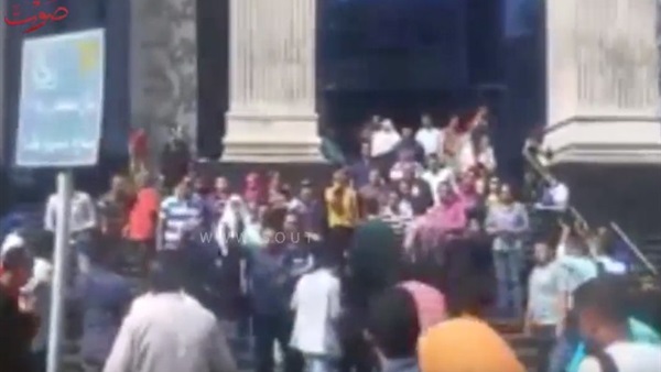 بالفيديو.. وقفة احتجاجية لـ«الصحفيين» عقب إغلاق الأمن محيط النقابة بالفيديو.. وقفة احتجاجية لـ«الصحفيين» عقب إغلاق الأمن محيط النقابة