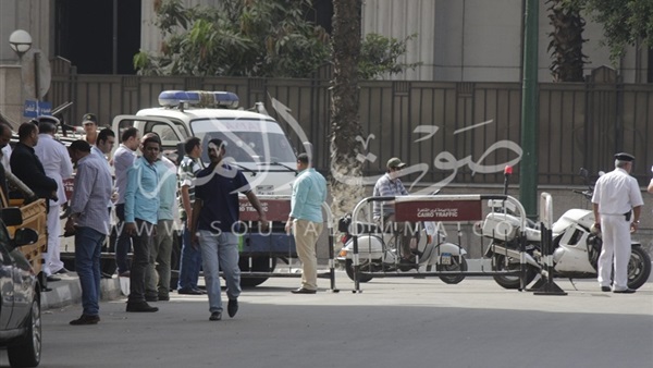 بالصور.. وصول تعزيزات أمنية وحواجز حديدية لمحيط «الصحفيين» بالصور.. وصول تعزيزات أمنية وحواجز حديدية لمحيط «الصحفيين»