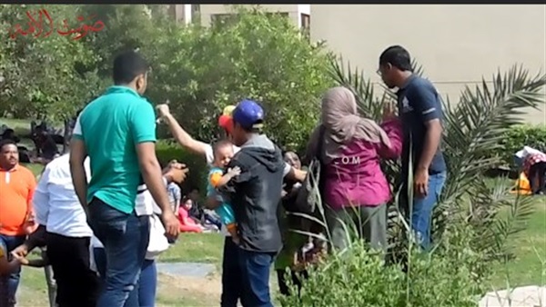بالفيديو.. مشاجرة بالأيدي بين شاب وأسرة بحديقة الأزهر 