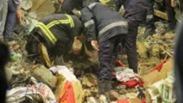 بالفيديو.. البحث عن مواطن تحت أنقاض عقار الشروق المنهار بالفيديو.. البحث عن مواطن تحت أنقاض عقار الشروق المنهار