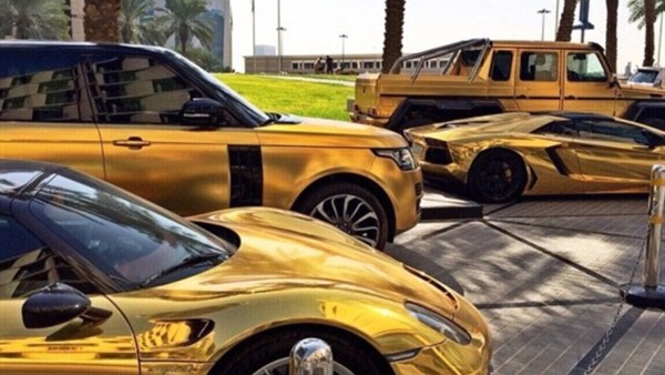 «ديلي ميل» تكشف أسرار أسطول سيارات ذهبية لسعودي