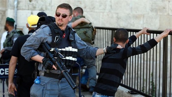 اسرائيل تعتقل طفل وتتهمه بطعن بجندي
