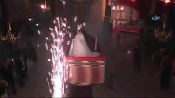 بالفيديو.. سقوط عروسين من قارب متحلق في حفل زفافهما