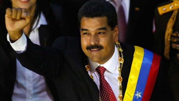 المعارضة الفنزويلية تسلم عرائض للإطاحة بالرئيس