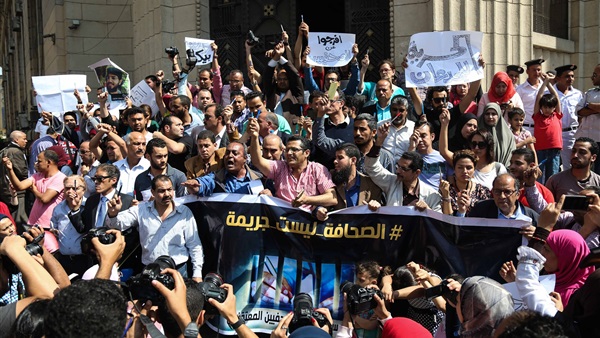 اليوم.. نقابة «الصحفيين» تتشح بالسواد احتجاجا على اقتحامها اليوم.. نقابة «الصحفيين» تتشح بالسواد احتجاجا على اقتحامها