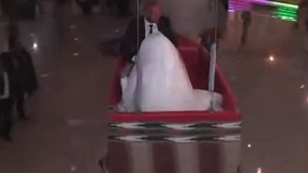 بالفيديو.. سقوط عروسين من قارب متحلق خلال حفل زفافهما