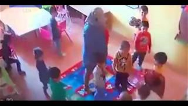 بالفيديو.. معلمة تركية تأمر الأطفال بضرب زميلهم بالفيديو.. معلمة تركية تأمر الأطفال بضرب زميلهم